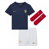 Frankrig Benjamin Pavard #2 Hjemmebanesæt Børn VM 2022 Kortærmet (+ Korte bukser)